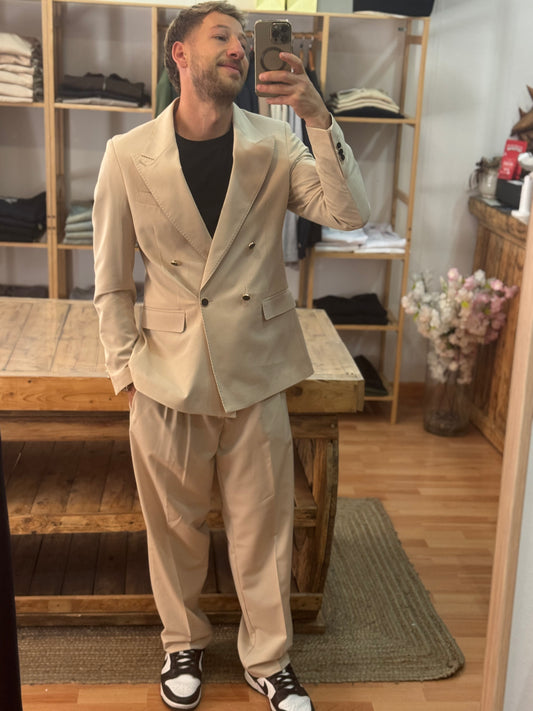 ABITO BEIGE FONDO AMPIO